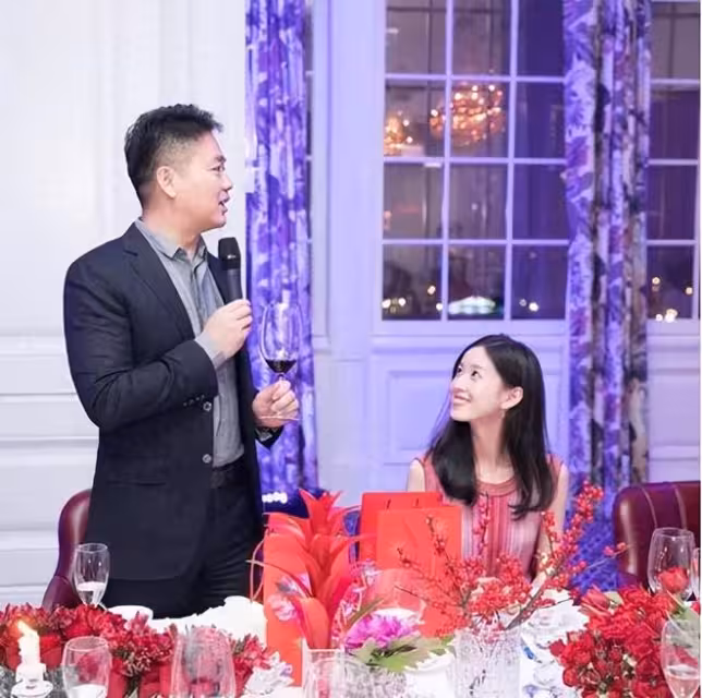 從臉盲到坦言在老婆面前沒了自信，劉強東的變化至少釋放2大信號