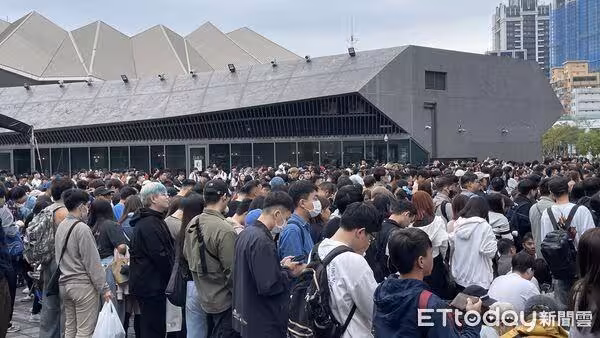 直擊/搶看蔡依林! 現場擠爆5千粉...癱瘓北流畫面曝光