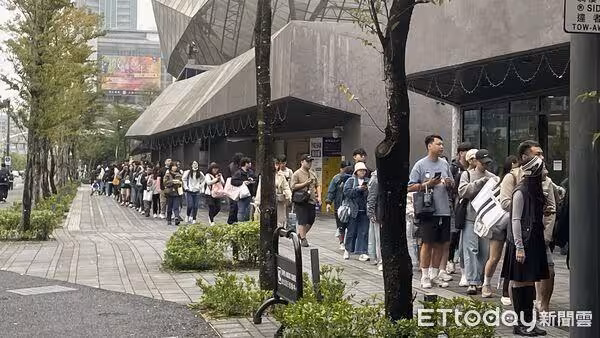 直擊/搶看蔡依林! 現場擠爆5千粉...癱瘓北流畫面曝光