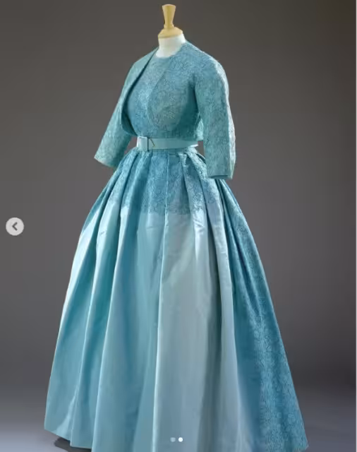 查爾斯國王含淚展示女王絕美婚紗,首度公開200件私藏服裝!