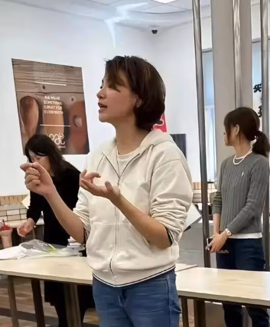 央視一姐今非昔比!董卿陪老公賣豪宅還債,父親後悔沒攔住這樁婚