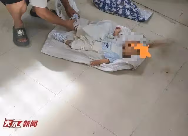 太可怕了!廣西7個月男嬰被兩未成年少女踩死,家長崩潰:難追責