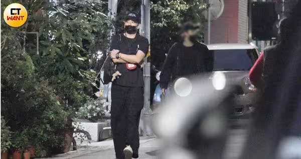 直擊王大陸「深夜遭警察關切」!放假帶女友吃日料 大飛柯震東也在