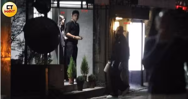 直擊王大陸「深夜遭警察關切」!放假帶女友吃日料 大飛柯震東也在