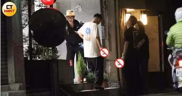 直擊王大陸「深夜遭警察關切」!放假帶女友吃日料 大飛柯震東也在