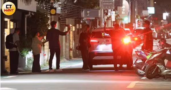 直擊王大陸「深夜遭警察關切」!放假帶女友吃日料 大飛柯震東也在