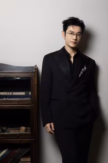 黃曉明一家4口參加親戚家周歲宴，小海綿一雙長腿幾乎溢出螢幕了