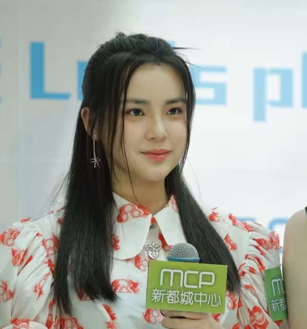 TVB小花與李克勤兒子頻傳緋聞!不迴避繼續互動!還牽起了手!