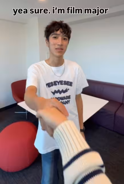 TVB小花與李克勤兒子頻傳緋聞!不迴避繼續互動!還牽起了手!