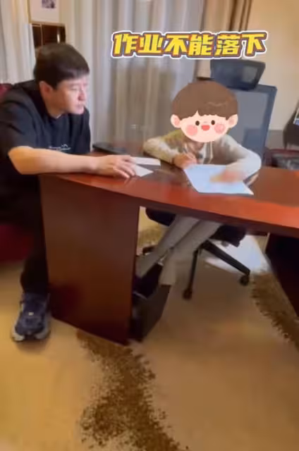 黃曉明侄子一歲生日，baby一個舉動獲黃曉明家人認可，網友贊復合