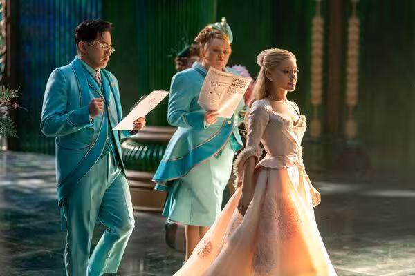 《魔法壞女巫2》婚紗奢華到爆！ 　亞莉安娜「25公尺蝴蝶頭紗」造型曝光