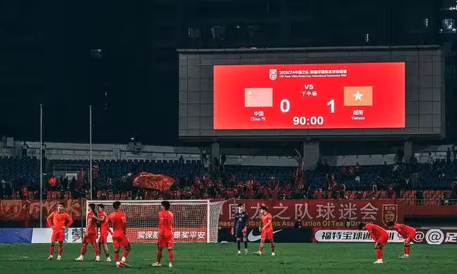 U22國足爆冷0-1輸越南，裁判多次放水仍輸球，全網怒了！