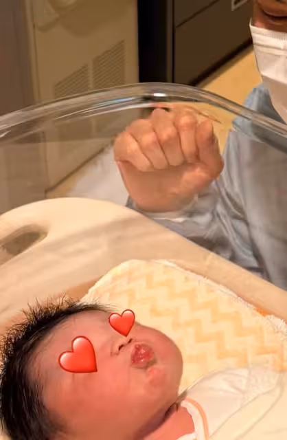 陳奕當爸甜曬一家三口合照　放閃老婆：再可愛小三也搶不走正宮