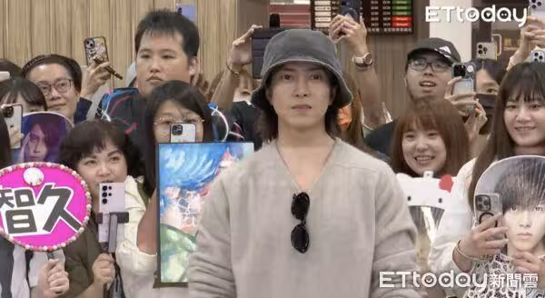 直擊/山下智久來了!親切脫帽揮手 近千人搶拍擠爆松機