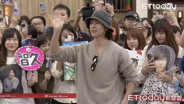 直擊/山下智久來了!親切脫帽揮手 近千人搶拍擠爆松機