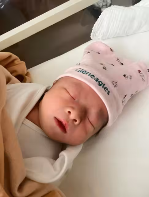 恭喜!TVB前東張女神宣布生女!大曬全家福!稱經歷人生最痛16小時!