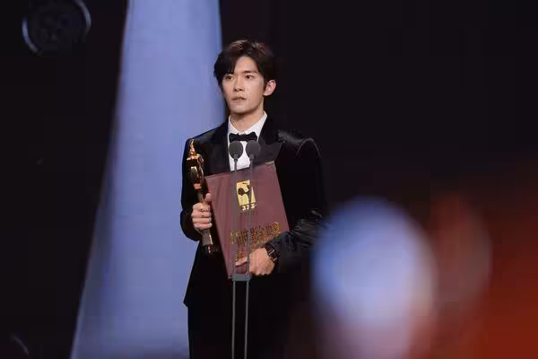 易烊千璽《小小的我》奪金雞影帝！　24歲創紀錄「史上最年輕」首位00後影帝