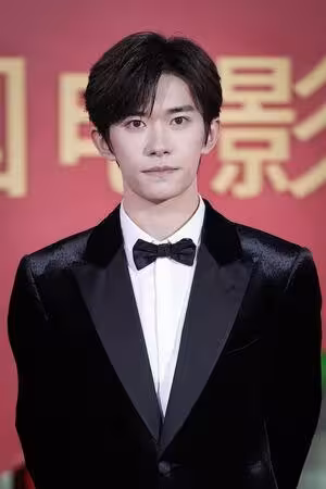 易烊千璽《小小的我》奪金雞影帝！　24歲創紀錄「史上最年輕」首位00後影帝