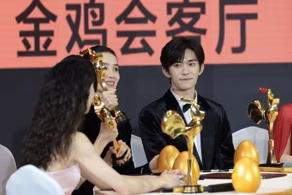易烊千璽《小小的我》奪金雞影帝！　24歲創紀錄「史上最年輕」首位00後影帝