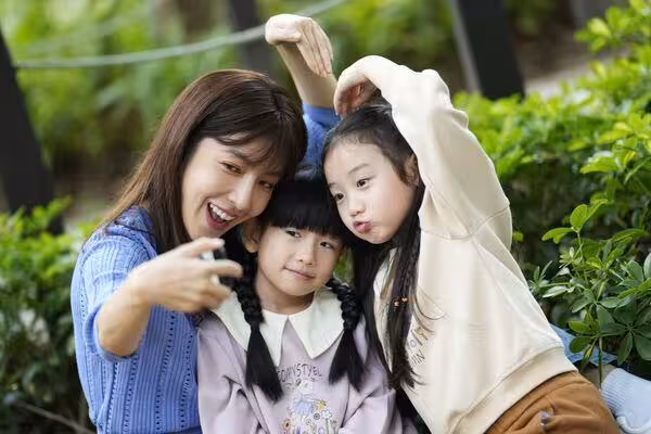 楊謹華罕曝童年回憶「大人想甩都甩不掉」　爸媽趁她睡著出去玩！