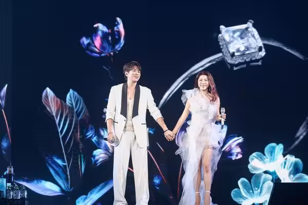 Energy阿弟突當眾親密女星 鏡頭一掃...老婆「爆氣反應」全放送!