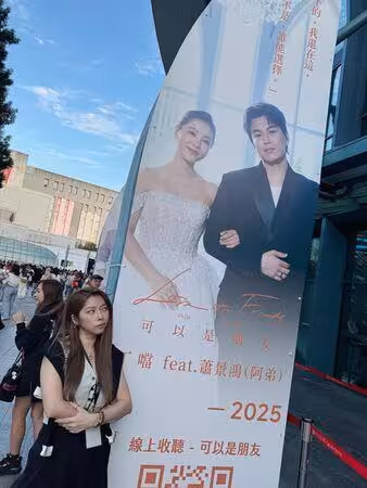 Energy阿弟突當眾親密女星 鏡頭一掃...老婆「爆氣反應」全放送!