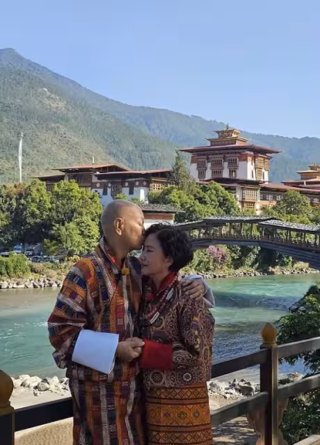 78歲汪明荃結婚16年終圓夢!首披嫁衣,79歲羅家英情不自禁親額頭