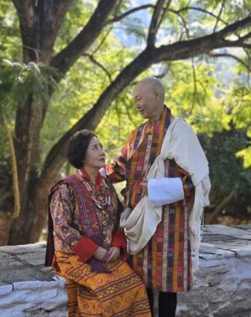78歲汪明荃結婚16年終圓夢!首披嫁衣,79歲羅家英情不自禁親額頭