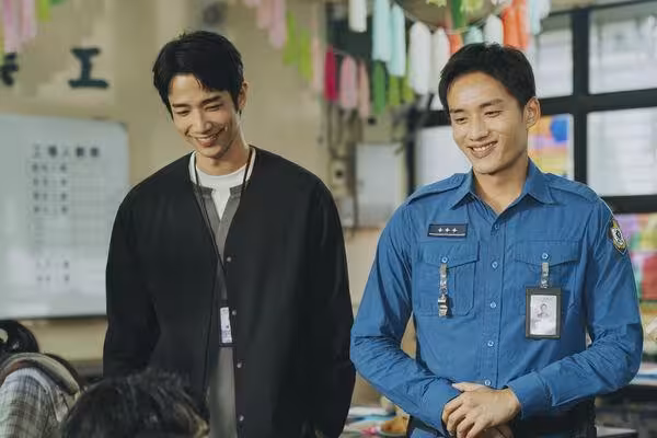 菜鳥監獄管理員遭囚犯性騷「全身被摸光」　《監所》開播登冠軍！