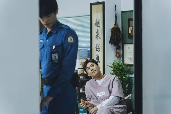 菜鳥監獄管理員遭囚犯性騷「全身被摸光」　《監所》開播登冠軍！