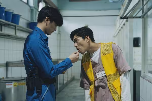 菜鳥監獄管理員遭囚犯性騷「全身被摸光」　《監所》開播登冠軍！