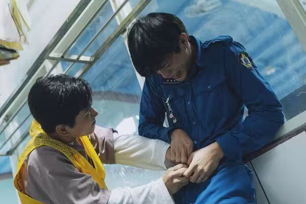 菜鳥監獄管理員遭囚犯性騷「全身被摸光」　《監所》開播登冠軍！