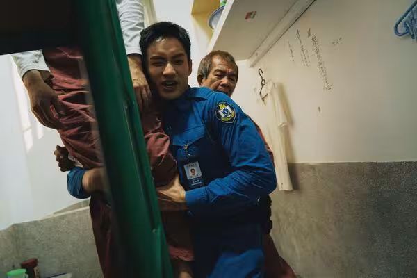 菜鳥監獄管理員遭囚犯性騷「全身被摸光」　《監所》開播登冠軍！