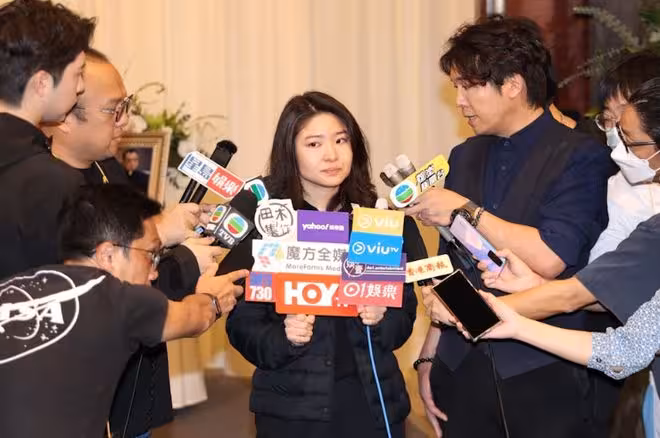 一路走好!TVB知名演員今日出殯!遺孀與女兒到場!林子祥佘詩曼等眾星現身送別!