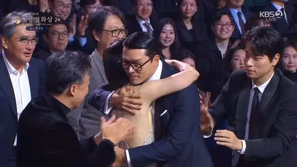 青龍獎/玄彬奪影帝! 台下緊擁孫藝真放閃:老婆就是我的力量