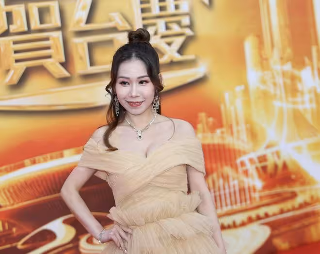 TVB女星紅毯變剝皮香蕉,被吐槽變時裝車禍!港姐出奇招「斗胸」大盤點!