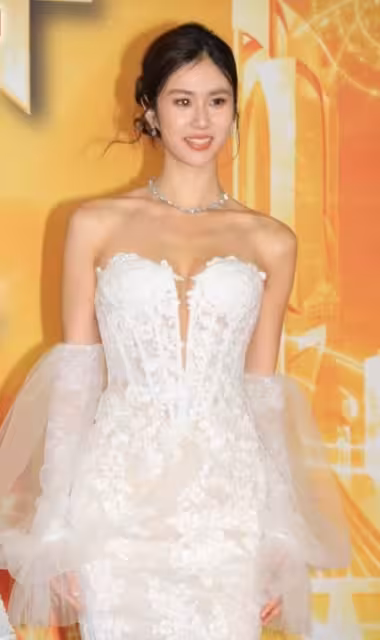 TVB女星紅毯變剝皮香蕉,被吐槽變時裝車禍!港姐出奇招「斗胸」大盤點!
