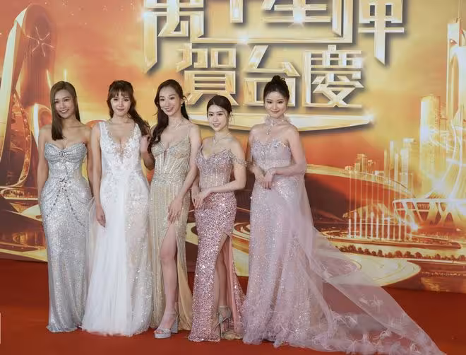 TVB女星紅毯變剝皮香蕉,被吐槽變時裝車禍!港姐出奇招「斗胸」大盤點!