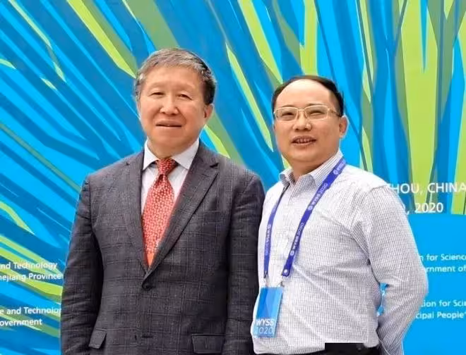 掀翻這個假首席科學家的,居然是一個普通學生