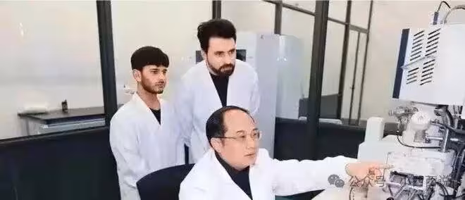 掀翻這個假首席科學家的,居然是一個普通學生