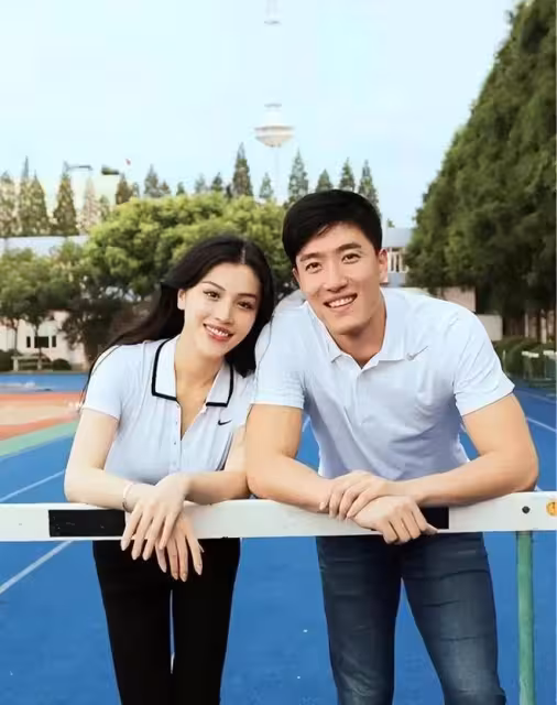 遠離噴子後,42歲劉翔和妻子在國外,終於過上想要的生活