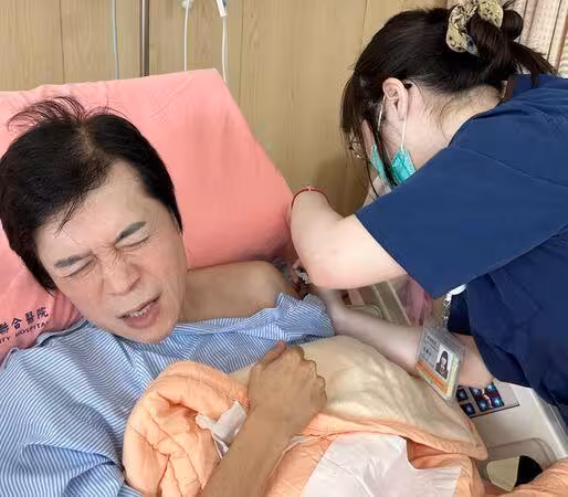 洪榮宏術後回診「全臉皺成一團」　小便仍有血曝最新病況