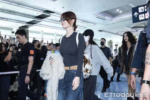 直擊/等了10年淚崩!TWICE抵達高雄親切揮手 子瑜獨從日本飛來