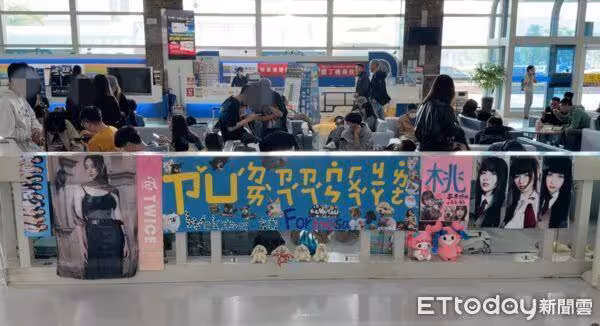 直擊/霹靂小組出動迎接TWICE 500粉絲注音告白:子瑜帶賊賊回家~