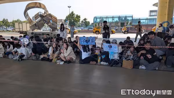 直擊/霹靂小組出動迎接TWICE 500粉絲注音告白:子瑜帶賊賊回家~