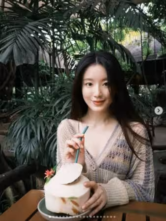 舒華0偽裝逛街!「坐泰國路邊」全被拍 外套滑落…細肩帶解放絕美身材
