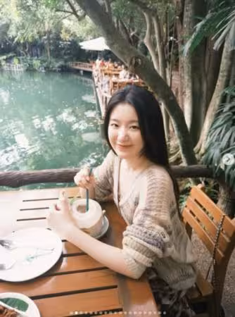 舒華0偽裝逛街!「坐泰國路邊」全被拍 外套滑落…細肩帶解放絕美身材