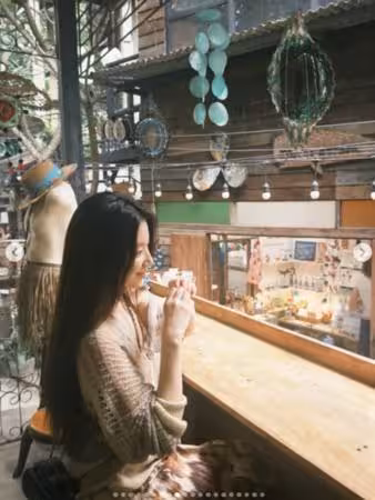 舒華0偽裝逛街!「坐泰國路邊」全被拍 外套滑落…細肩帶解放絕美身材