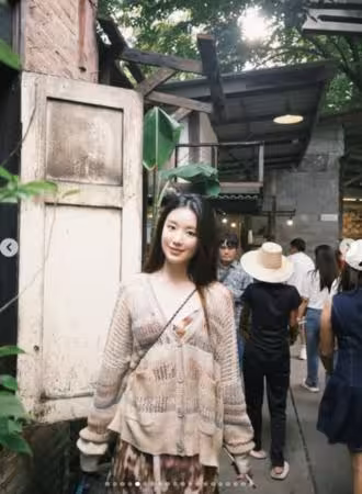 舒華0偽裝逛街!「坐泰國路邊」全被拍 外套滑落…細肩帶解放絕美身材
