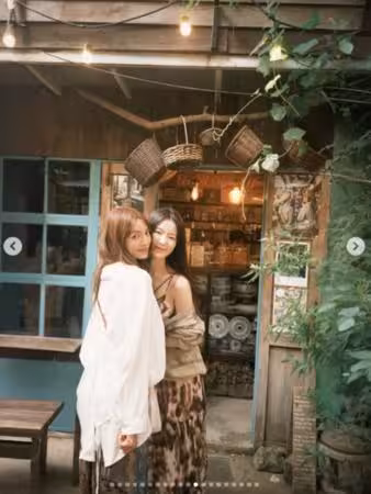 舒華0偽裝逛街!「坐泰國路邊」全被拍 外套滑落…細肩帶解放絕美身材